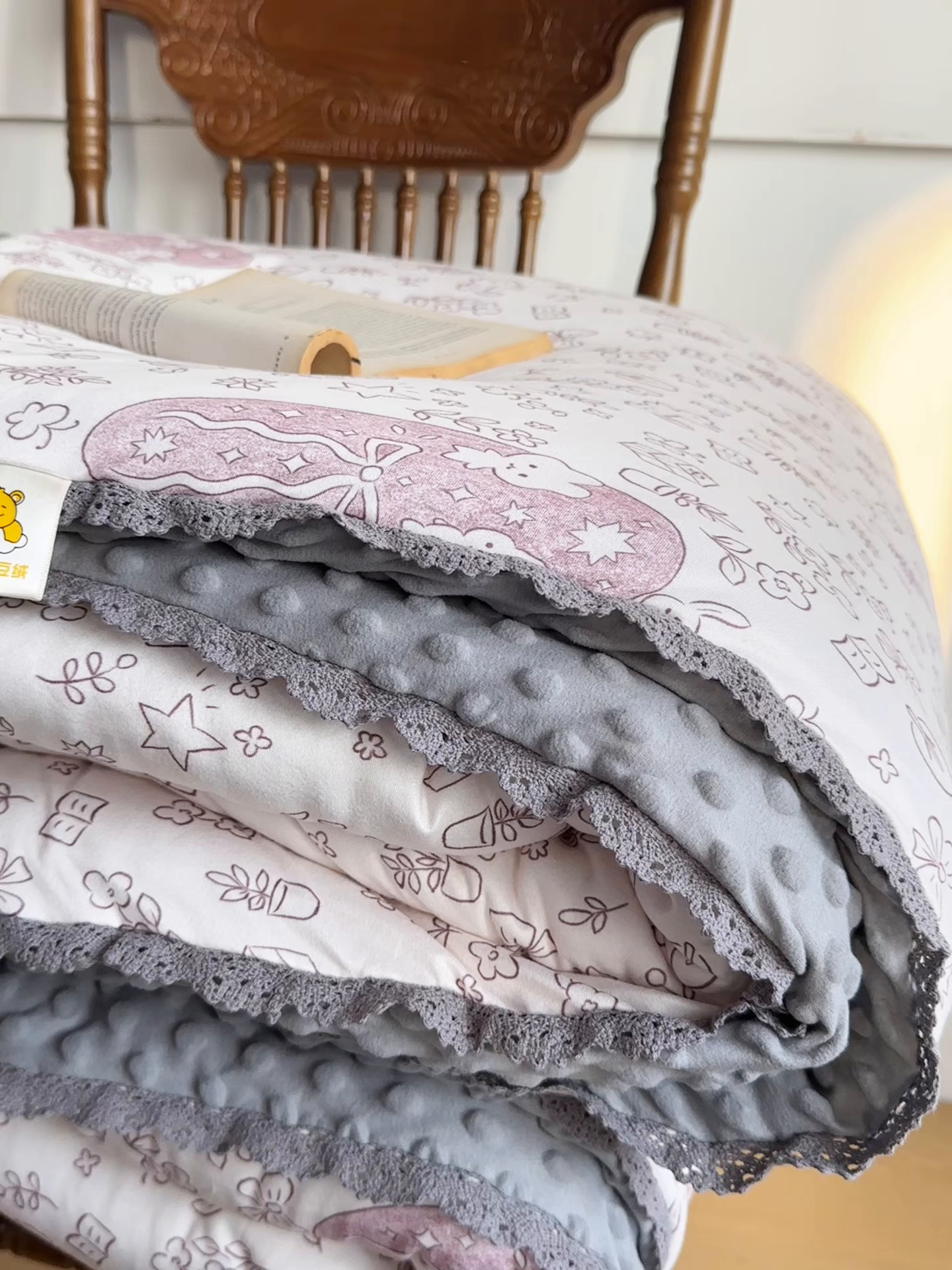 91家纺网 家纺一手货源 找家纺 睡美美家纺 2025新款秋冬亲肤柔软豆豆绒花边款冬被被芯 小兔森林