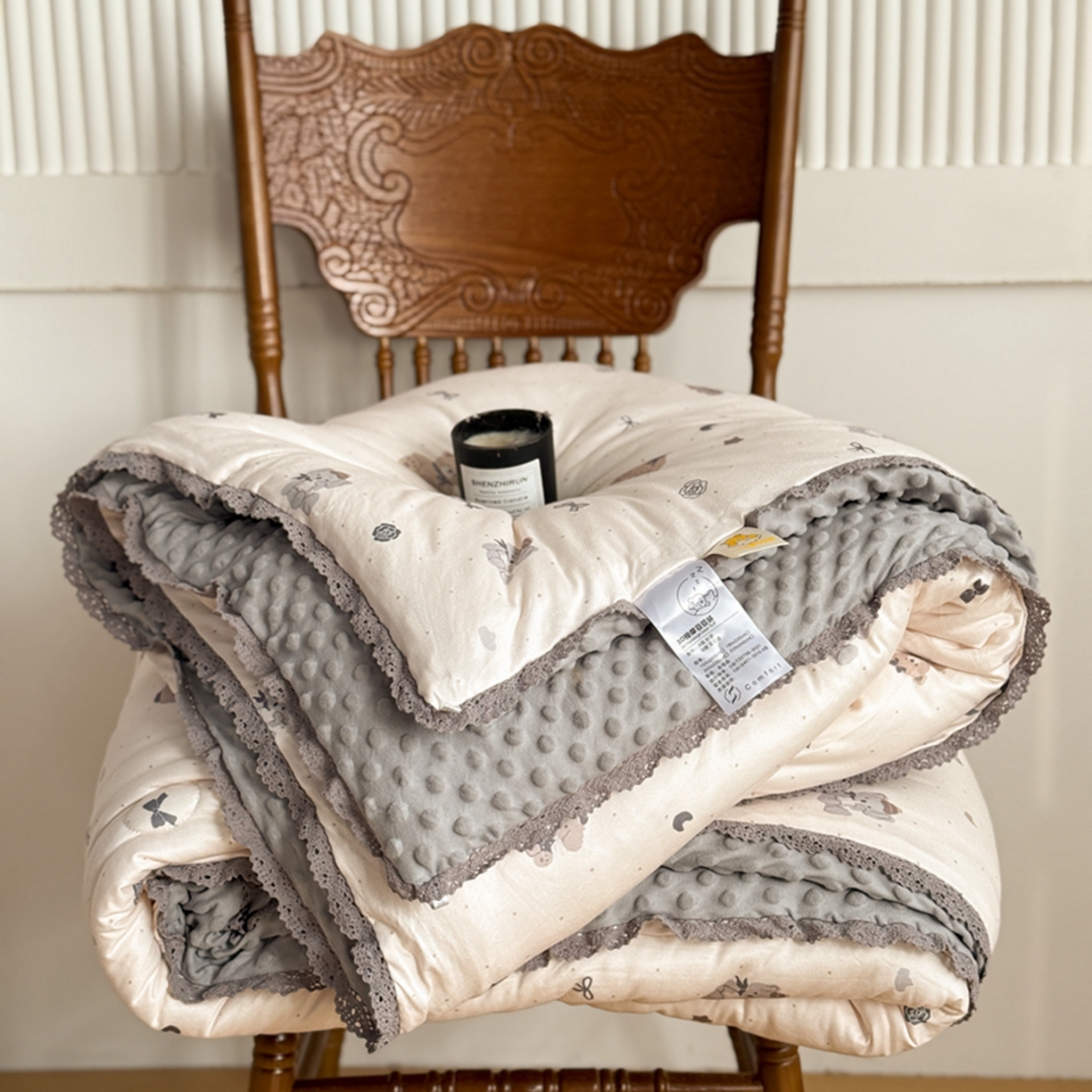 睡美美家纺 2025新款秋冬亲肤柔软豆豆绒花边款冬被被芯 小熊院长