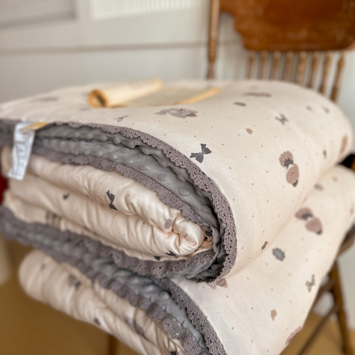 91家纺网 家纺一手货源 找家纺 睡美美家纺 2025新款秋冬亲肤柔软豆豆绒花边款冬被被芯 小熊院长