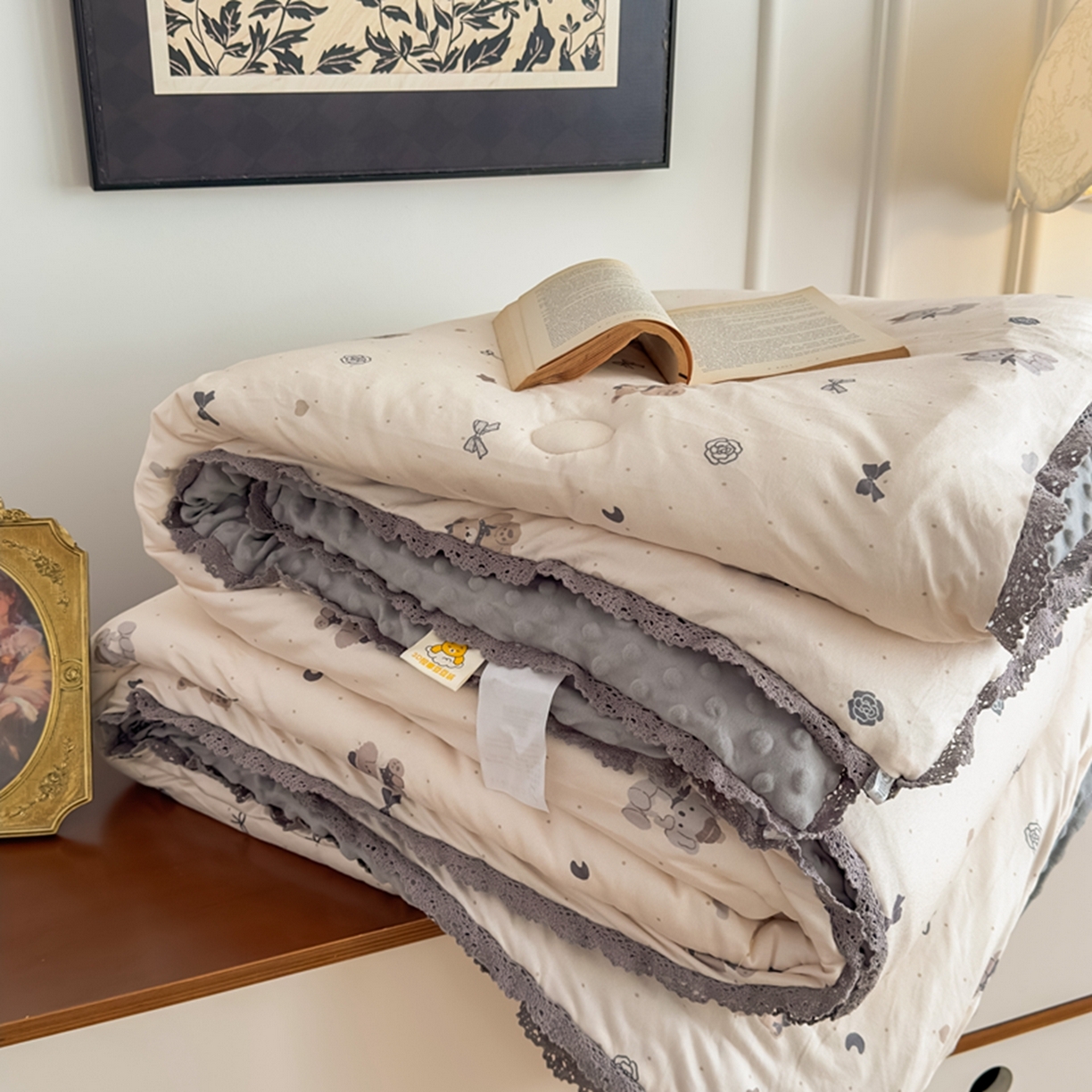 91家纺网 家纺一手货源 找家纺 睡美美家纺 2025新款秋冬亲肤柔软豆豆绒花边款冬被被芯 小熊院长