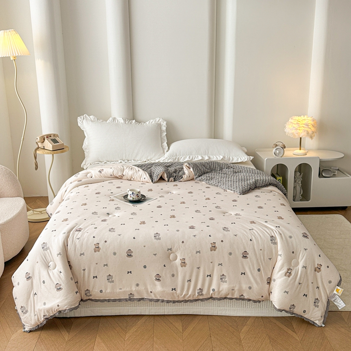 91家纺网 家纺一手货源 找家纺 睡美美家纺 2025新款秋冬亲肤柔软豆豆绒花边款冬被被芯 小熊院长