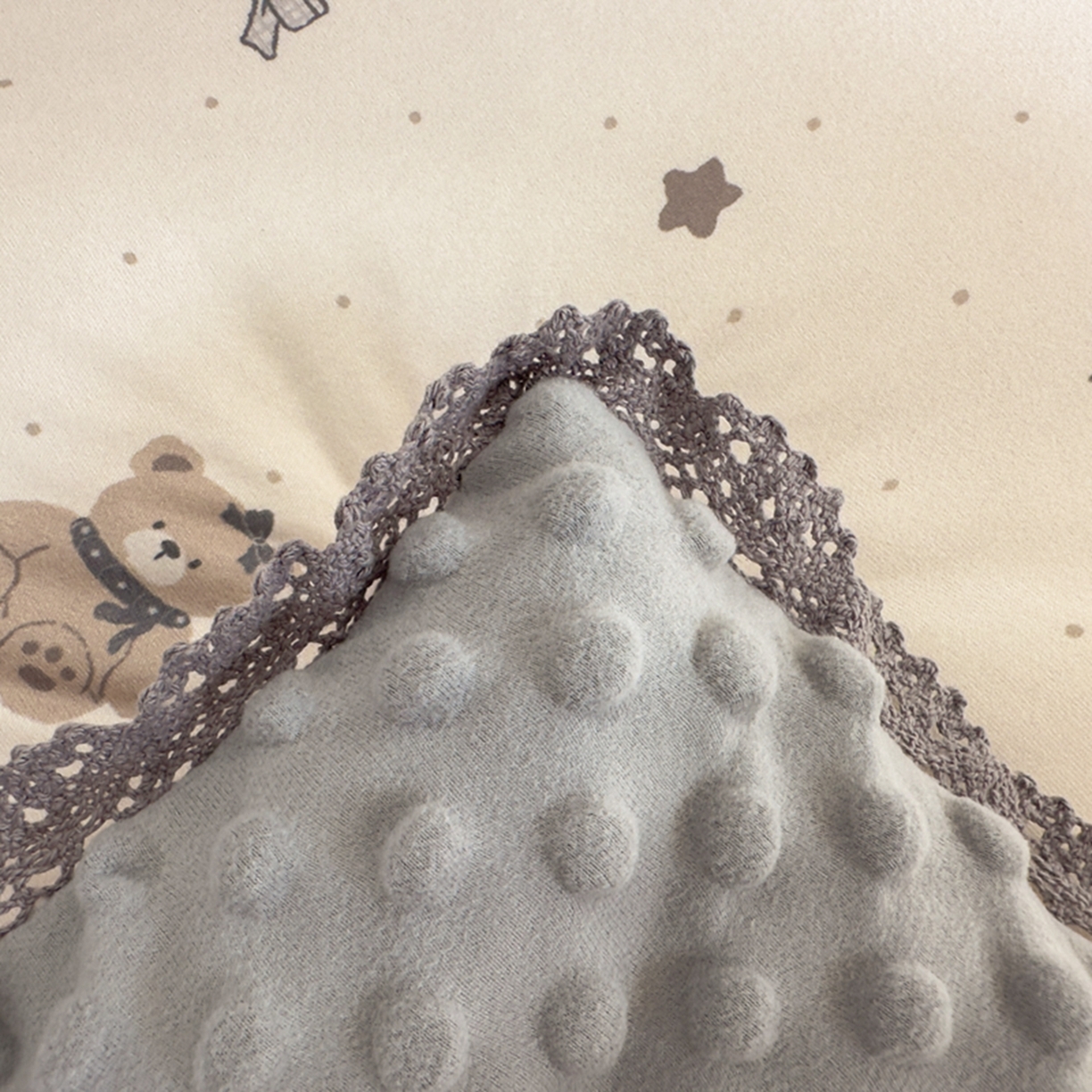 91家纺网 家纺一手货源 找家纺 睡美美家纺 2025新款秋冬亲肤柔软豆豆绒花边款冬被被芯 小熊院长