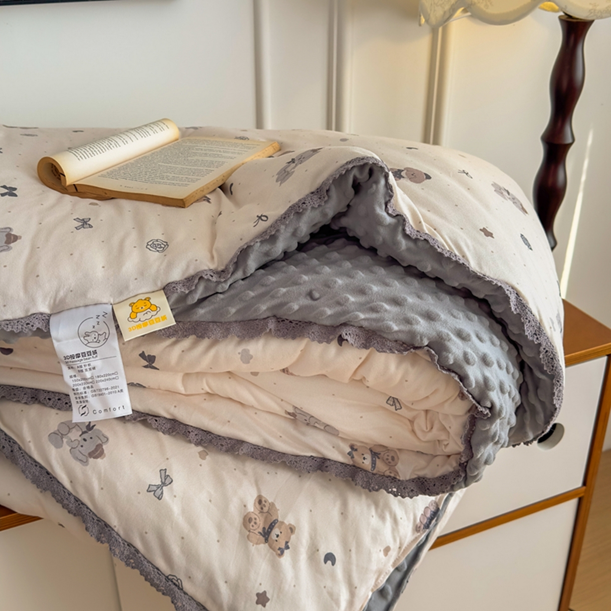 91家纺网 家纺一手货源 找家纺 睡美美家纺 2025新款秋冬亲肤柔软豆豆绒花边款冬被被芯 小熊院长
