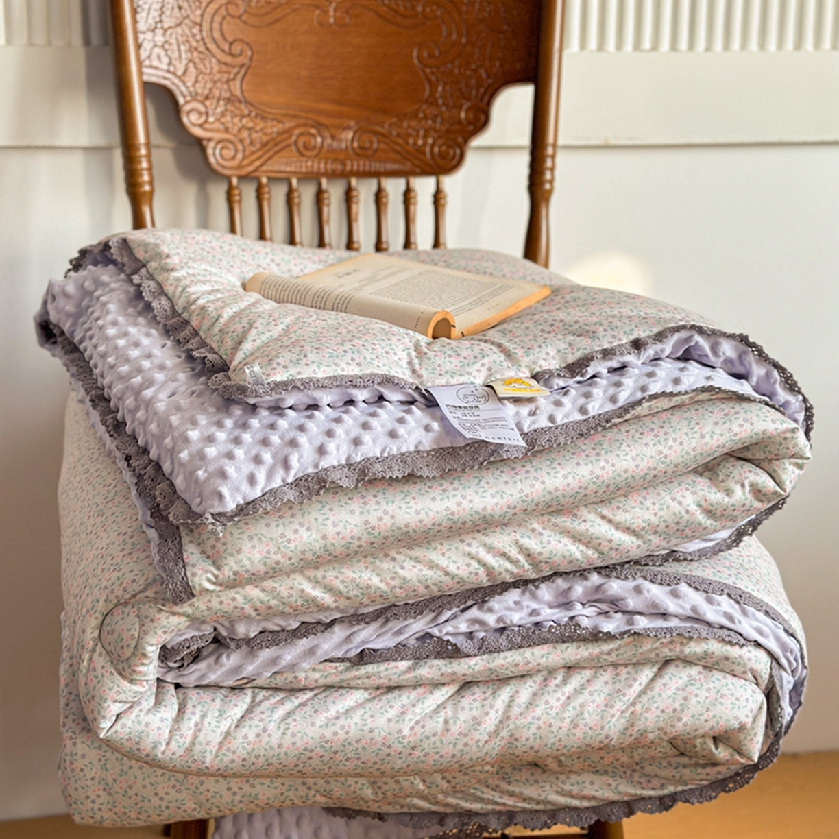 91家纺网 家纺一手货源 找家纺 睡美美家纺 2025新款秋冬亲肤柔软豆豆绒花边款冬被被芯 紫色庄园