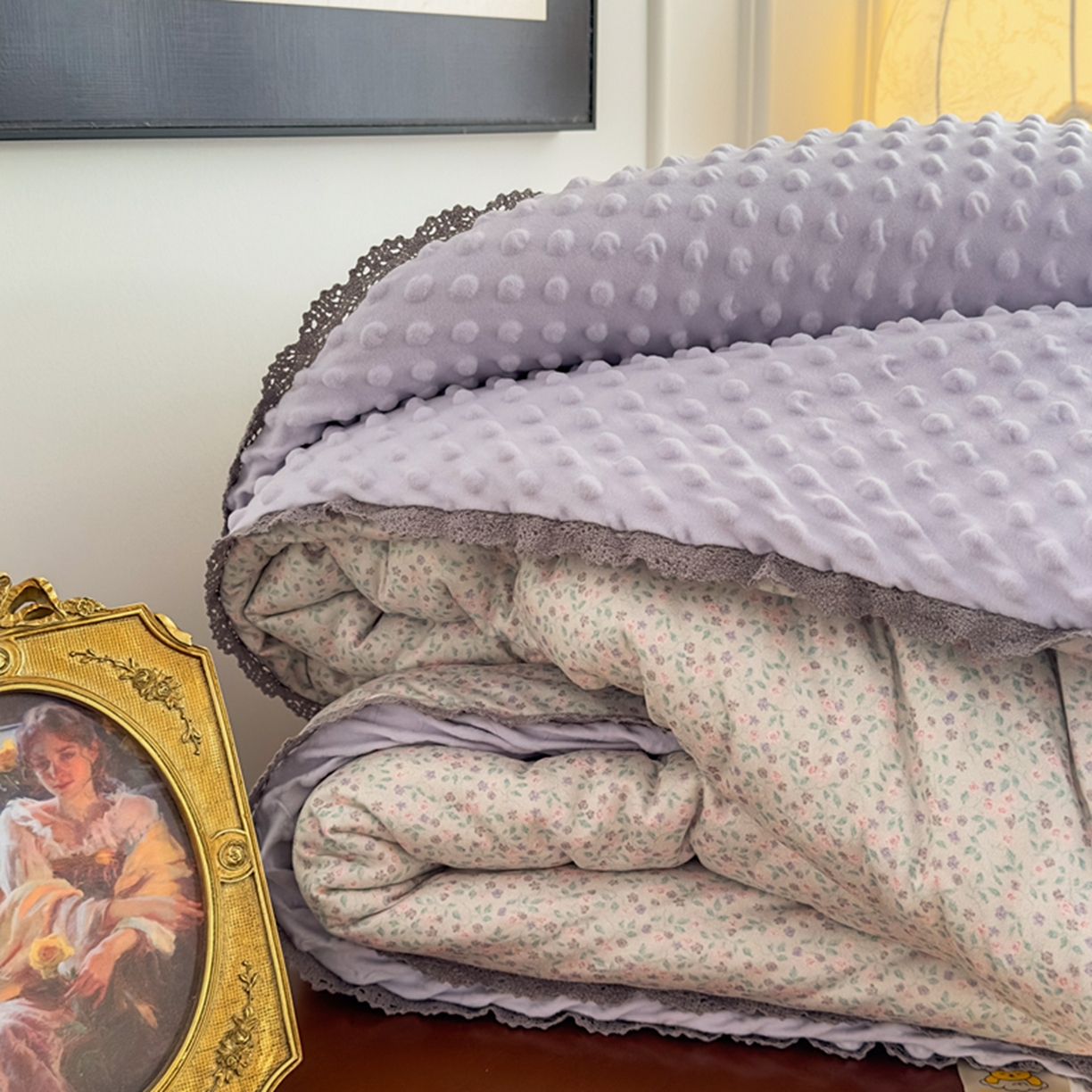 91家纺网 家纺一手货源 找家纺 睡美美家纺 2025新款秋冬亲肤柔软豆豆绒花边款冬被被芯 紫色庄园