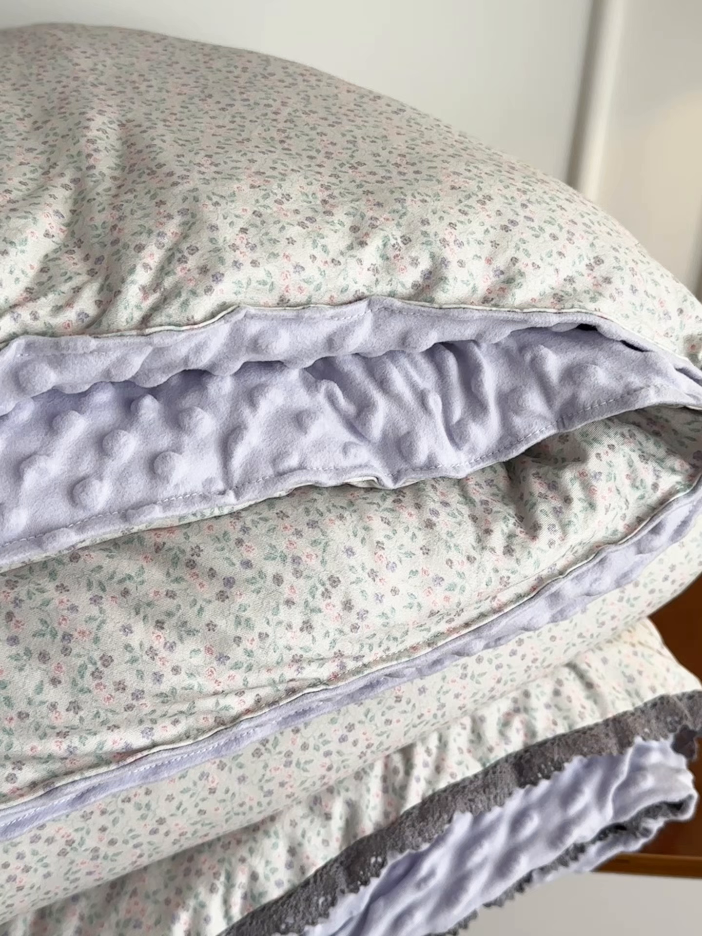 91家纺网 家纺一手货源 找家纺 睡美美家纺 2025新款秋冬亲肤柔软豆豆绒花边款冬被被芯 紫色庄园