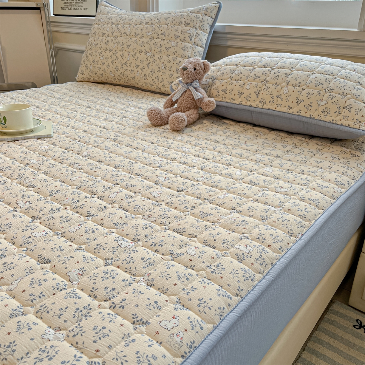 91家纺网 家纺一手货源 找家纺 九亭家纺 2025新款A类皱皱纱印花防水夹棉床笠 防水款-萌兔花栖