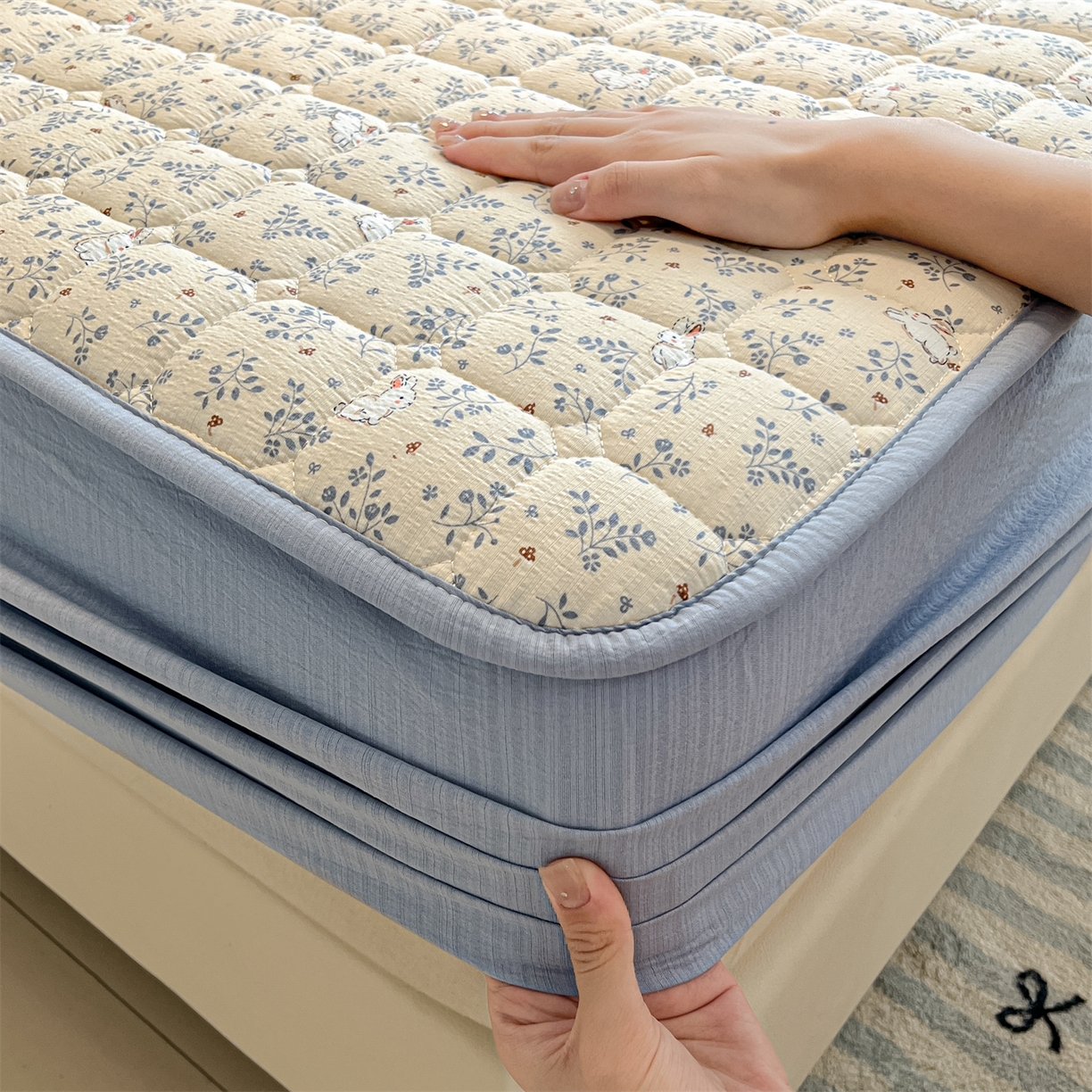 91家纺网 家纺一手货源 找家纺 九亭家纺 2025新款A类皱皱纱印花防水夹棉床笠 防水款-萌兔花栖