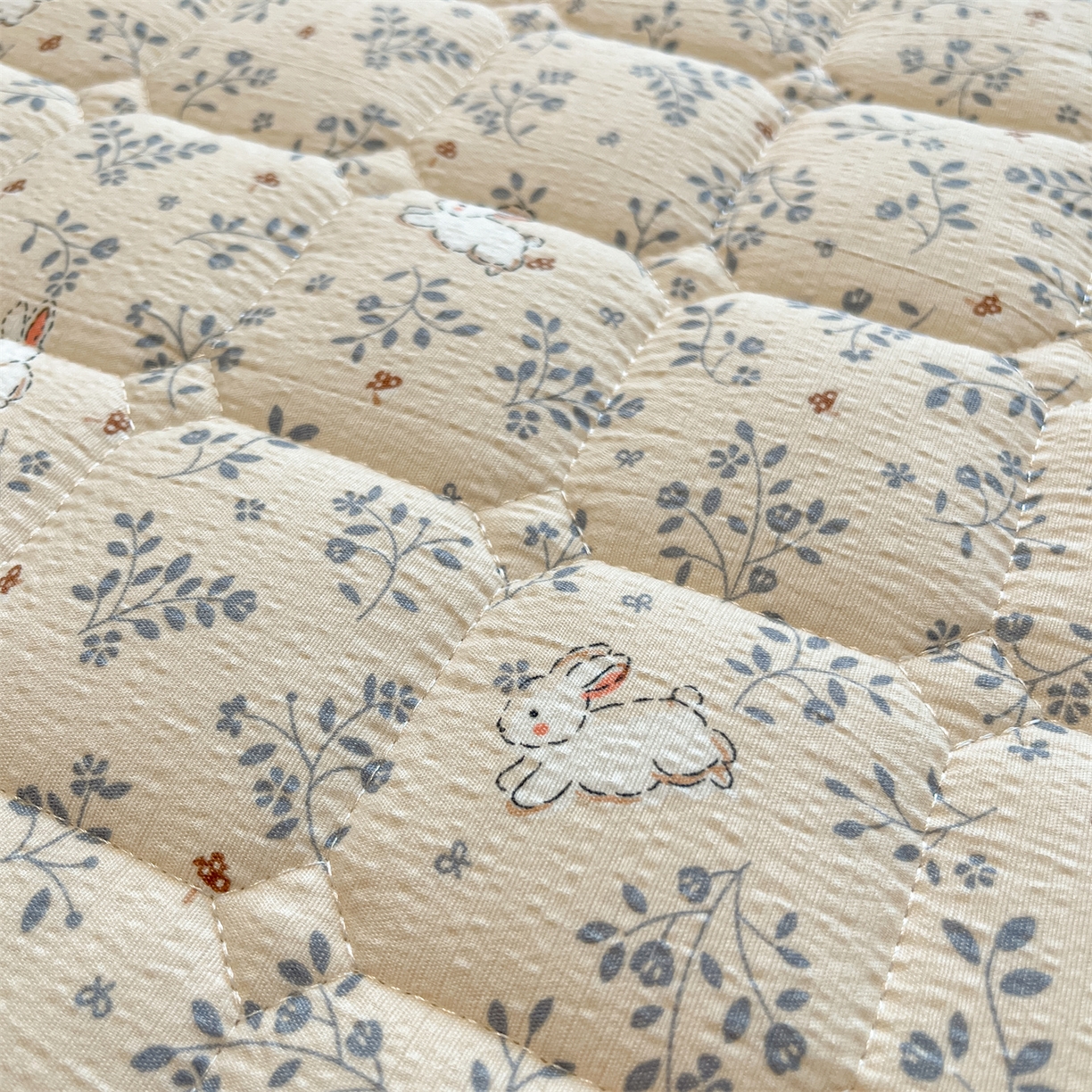 91家纺网 家纺一手货源 找家纺 九亭家纺 2025新款A类皱皱纱印花防水夹棉床笠 防水款-萌兔花栖