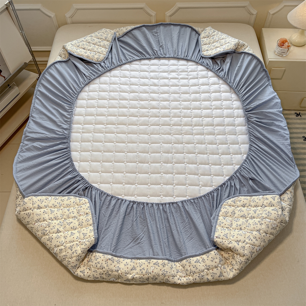 91家纺网 家纺一手货源 找家纺 九亭家纺 2025新款A类皱皱纱印花防水夹棉床笠 防水款-萌兔花栖