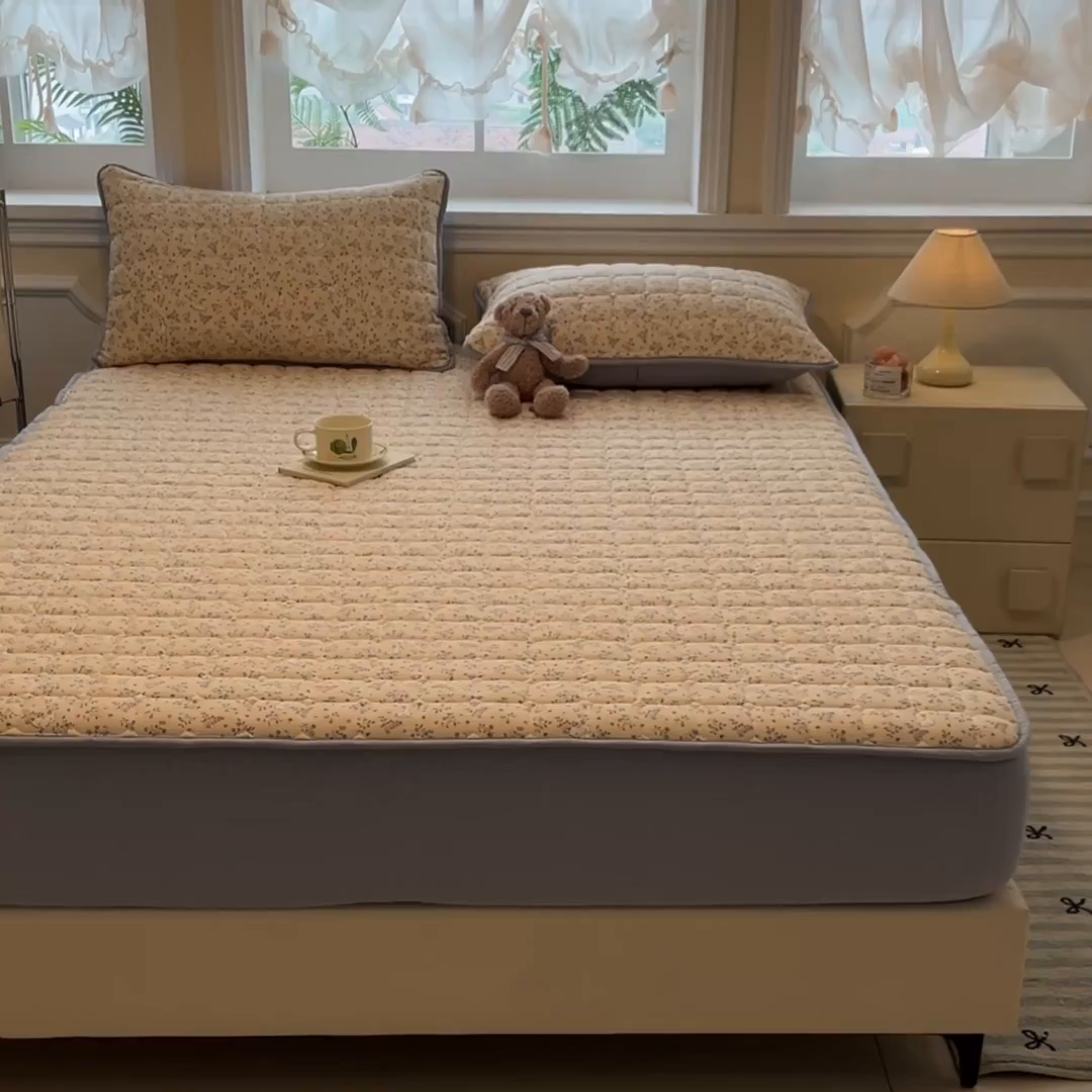 91家纺网 家纺一手货源 找家纺 九亭家纺 2025新款A类皱皱纱印花防水夹棉床笠 防水款-萌兔花栖