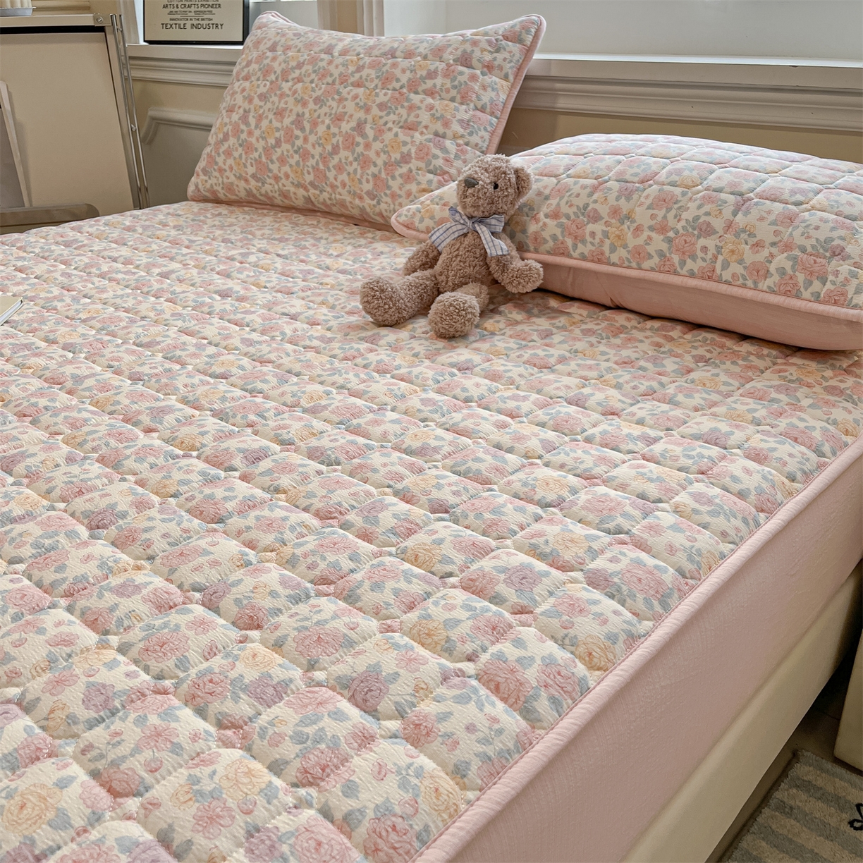 91家纺网 家纺一手货源 找家纺 九亭家纺 2025新款A类皱皱纱印花防水夹棉床笠 防水款-花漾甜梦