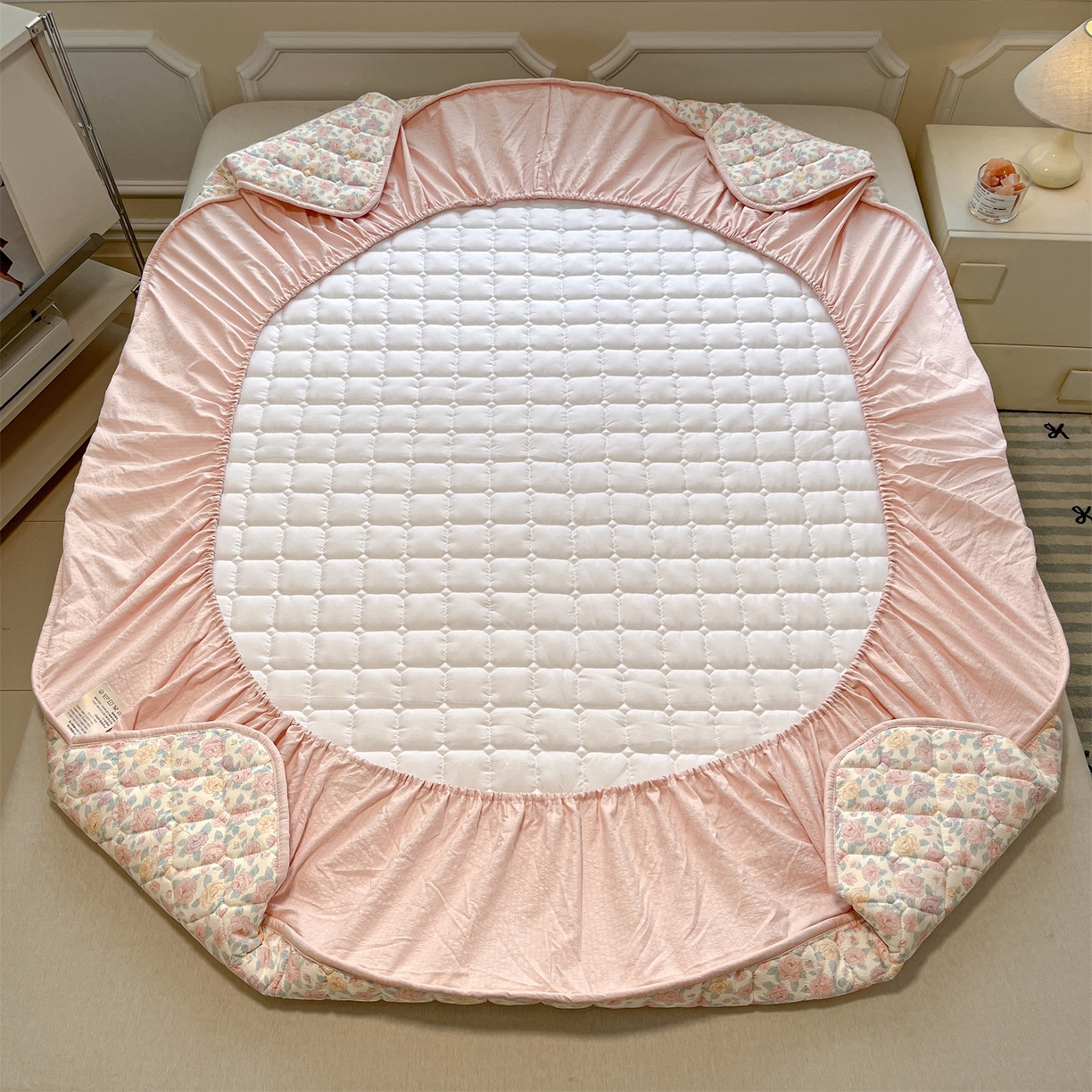 91家纺网 家纺一手货源 找家纺 九亭家纺 2025新款A类皱皱纱印花防水夹棉床笠 防水款-花漾甜梦