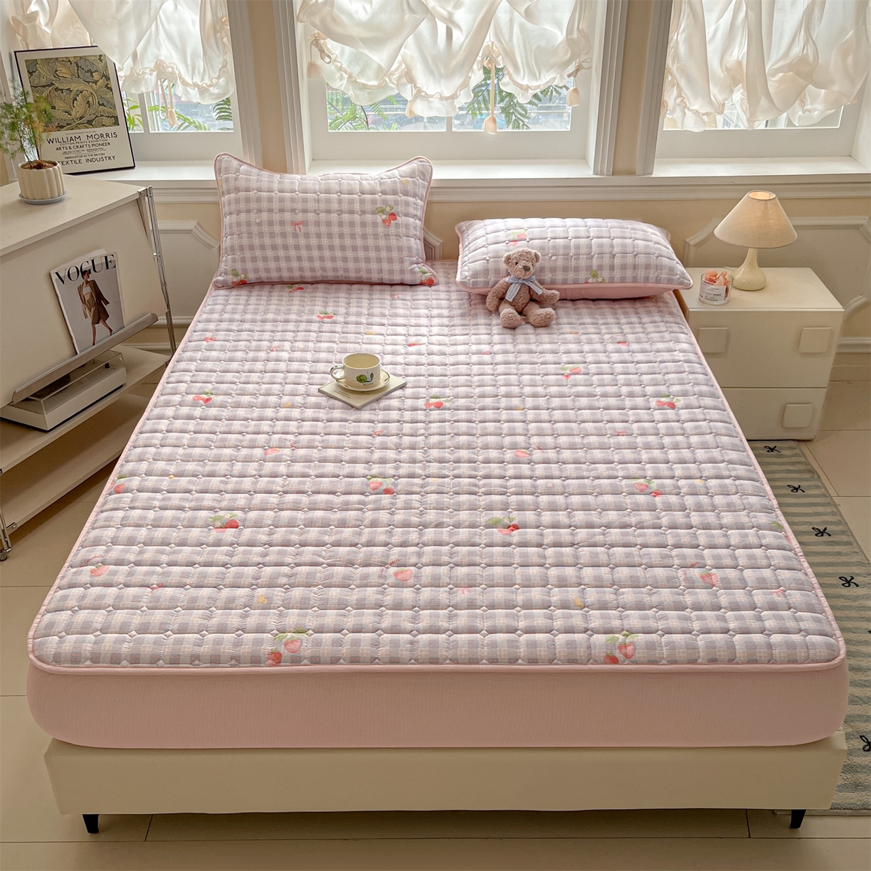 91家纺网 家纺一手货源 找家纺 九亭家纺 2025新款A类皱皱纱印花防水夹棉床笠 防水款-莓格甜梦