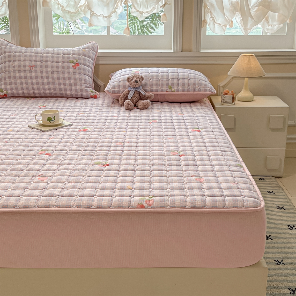 91家纺网 家纺一手货源 找家纺 九亭家纺 2025新款A类皱皱纱印花防水夹棉床笠 防水款-莓格甜梦