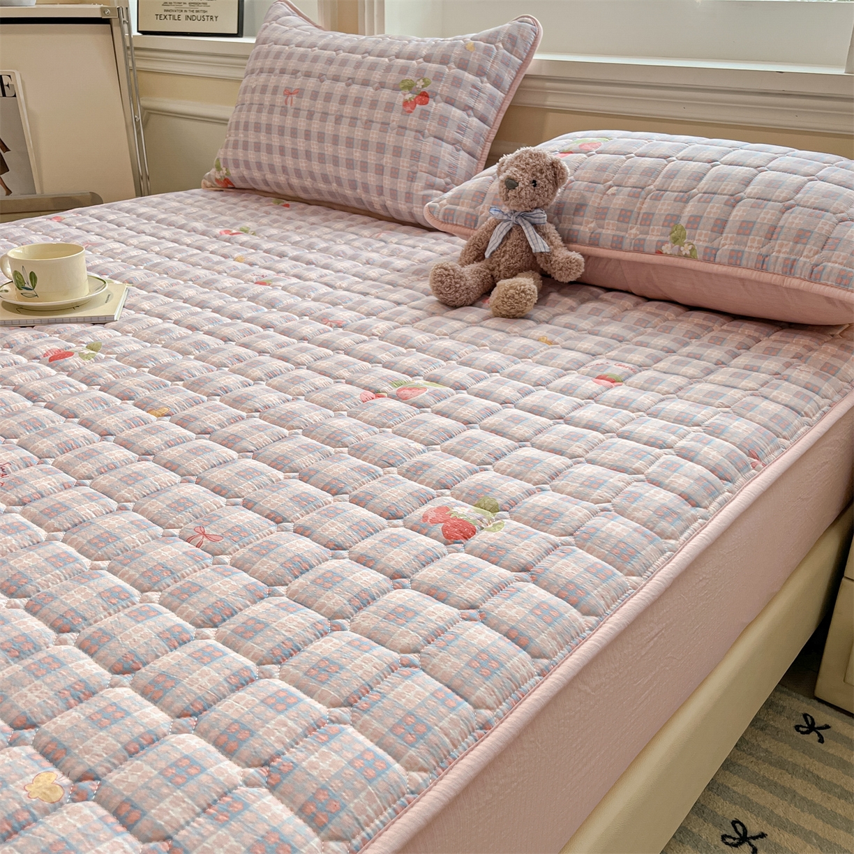 91家纺网 家纺一手货源 找家纺 九亭家纺 2025新款A类皱皱纱印花防水夹棉床笠 防水款-莓格甜梦