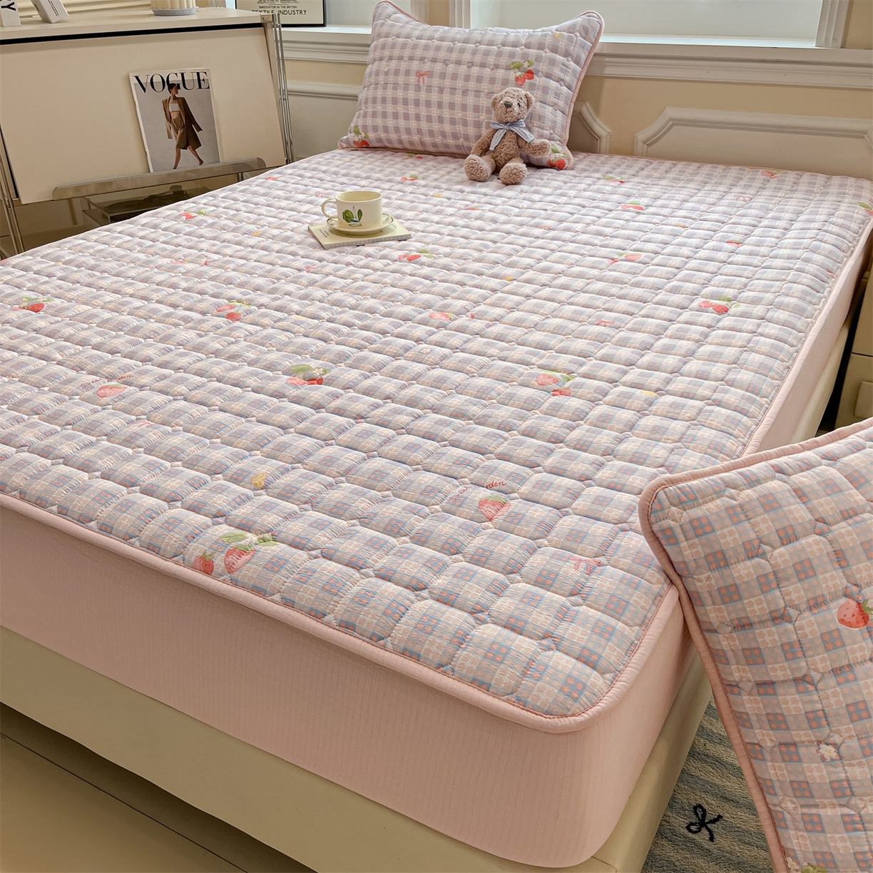 91家纺网 家纺一手货源 找家纺 九亭家纺 2025新款A类皱皱纱印花防水夹棉床笠 防水款-莓格甜梦