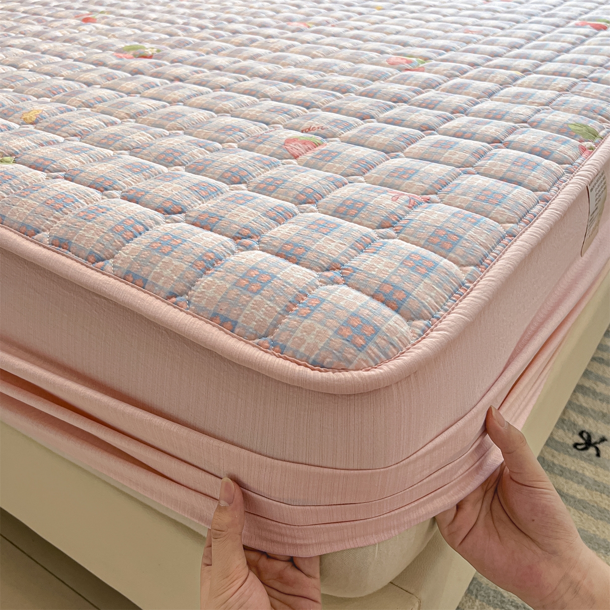 91家纺网 家纺一手货源 找家纺 九亭家纺 2025新款A类皱皱纱印花防水夹棉床笠 防水款-莓格甜梦