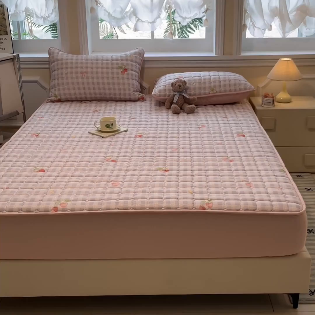 91家纺网 家纺一手货源 找家纺 九亭家纺 2025新款A类皱皱纱印花防水夹棉床笠 防水款-莓格甜梦