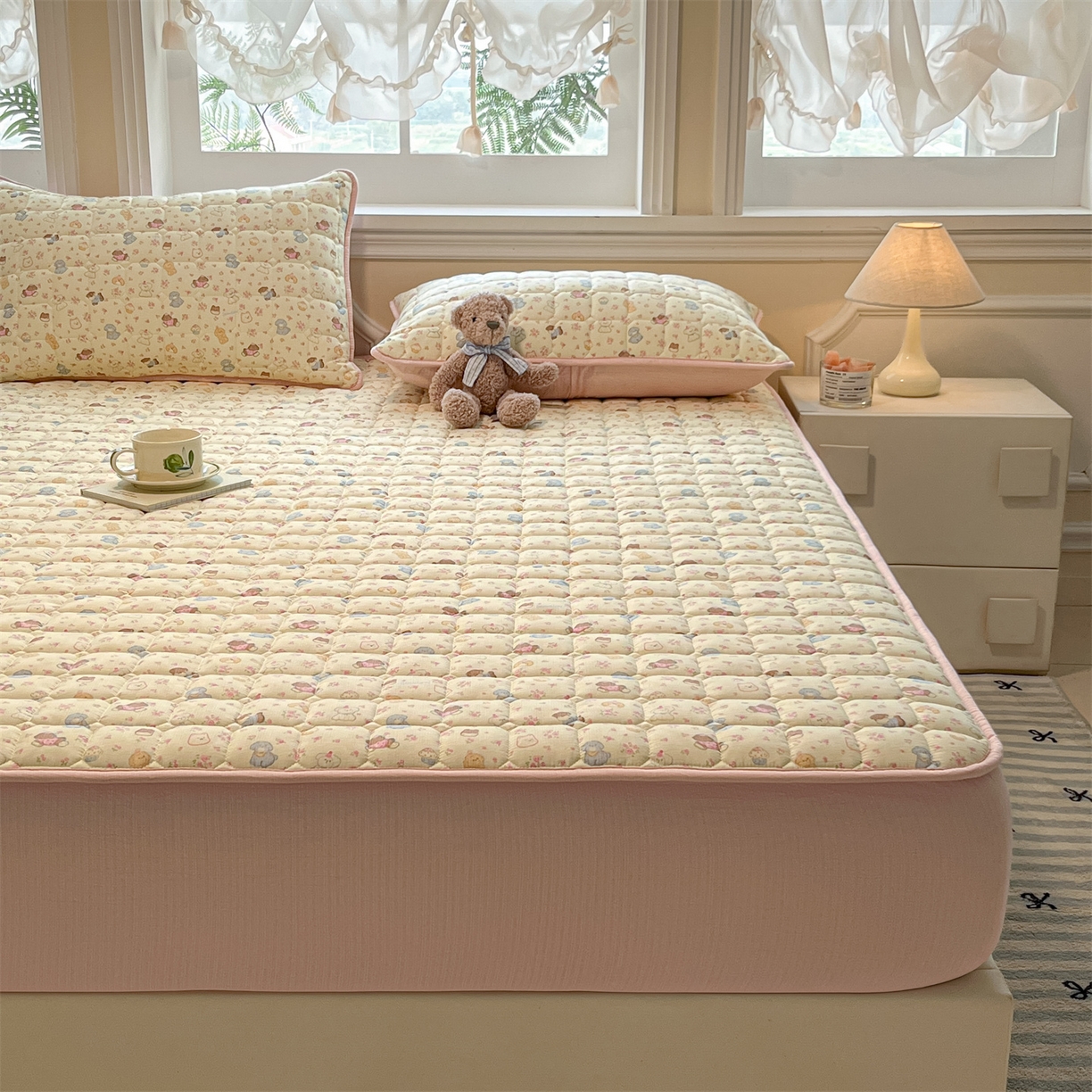 91家纺网 家纺一手货源 找家纺 九亭家纺 2025新款A类皱皱纱印花防水夹棉床笠 防水款-萌熊花漾