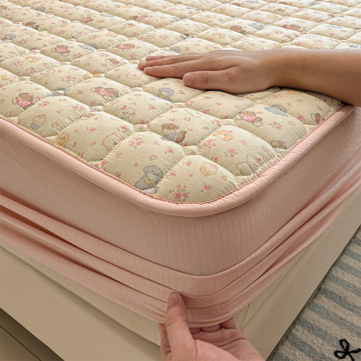 91家纺网 家纺一手货源 找家纺 九亭家纺 2025新款A类皱皱纱印花防水夹棉床笠 防水款-萌熊花漾