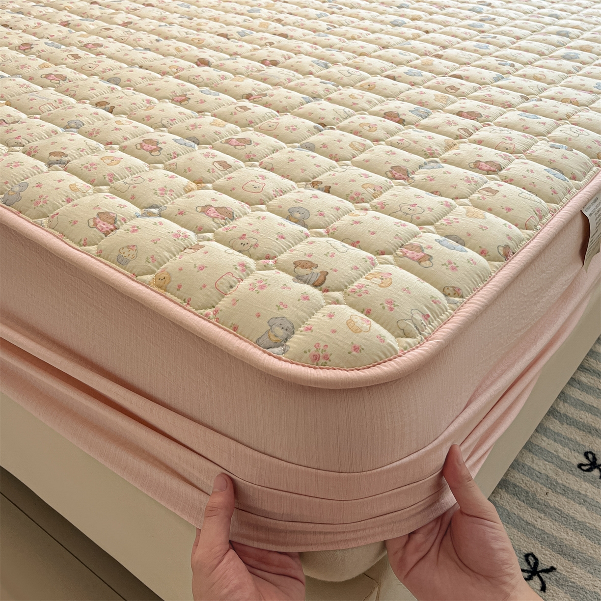 91家纺网 家纺一手货源 找家纺 九亭家纺 2025新款A类皱皱纱印花防水夹棉床笠 防水款-萌熊花漾