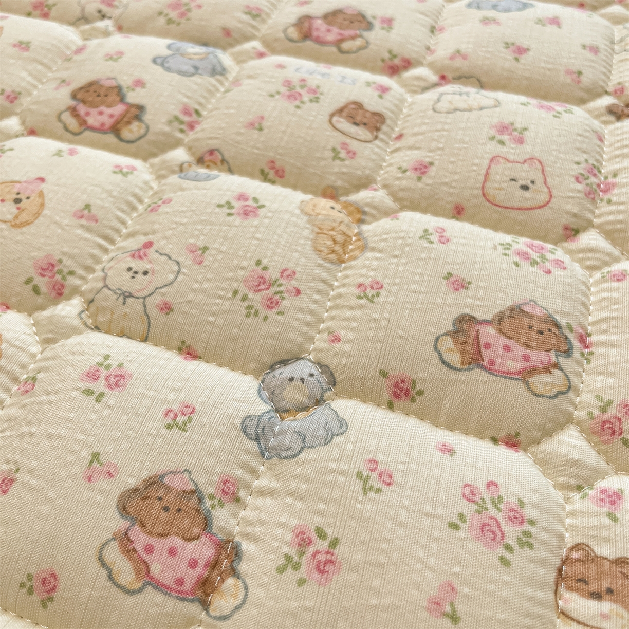 91家纺网 家纺一手货源 找家纺 九亭家纺 2025新款A类皱皱纱印花防水夹棉床笠 防水款-萌熊花漾