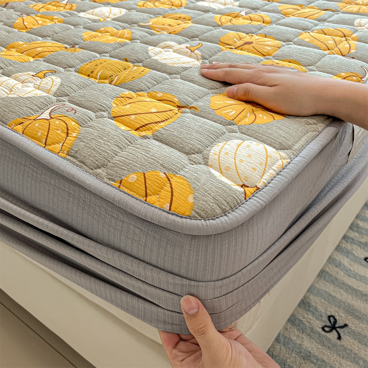 91家纺网 家纺一手货源 找家纺 九亭家纺 2025新款A类皱皱纱印花防水夹棉床笠 防水款-南瓜绮梦