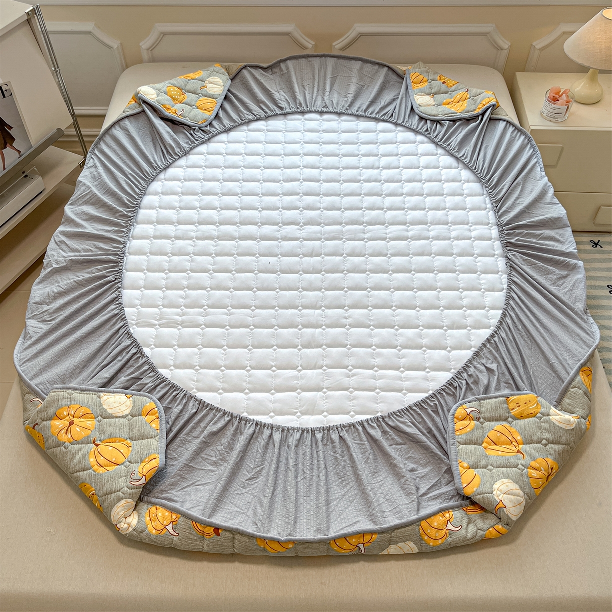 91家纺网 家纺一手货源 找家纺 九亭家纺 2025新款A类皱皱纱印花防水夹棉床笠 防水款-南瓜绮梦