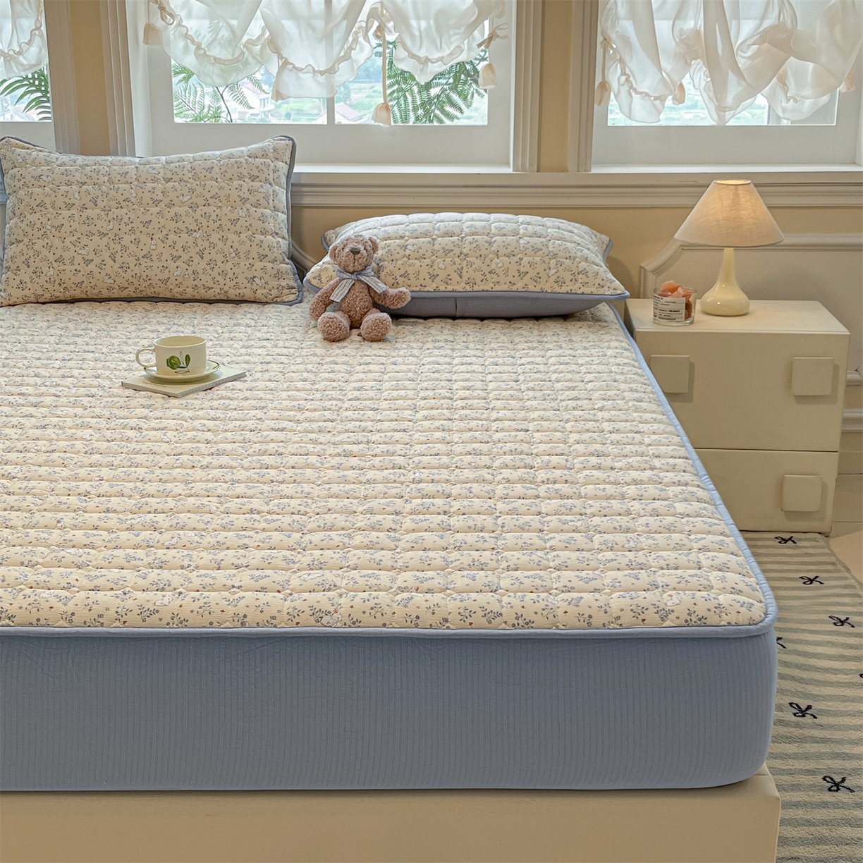 91家纺网 家纺一手货源 找家纺 九亭家纺 2025新款A类皱皱纱印花防水夹棉床笠 普通款-萌兔花栖