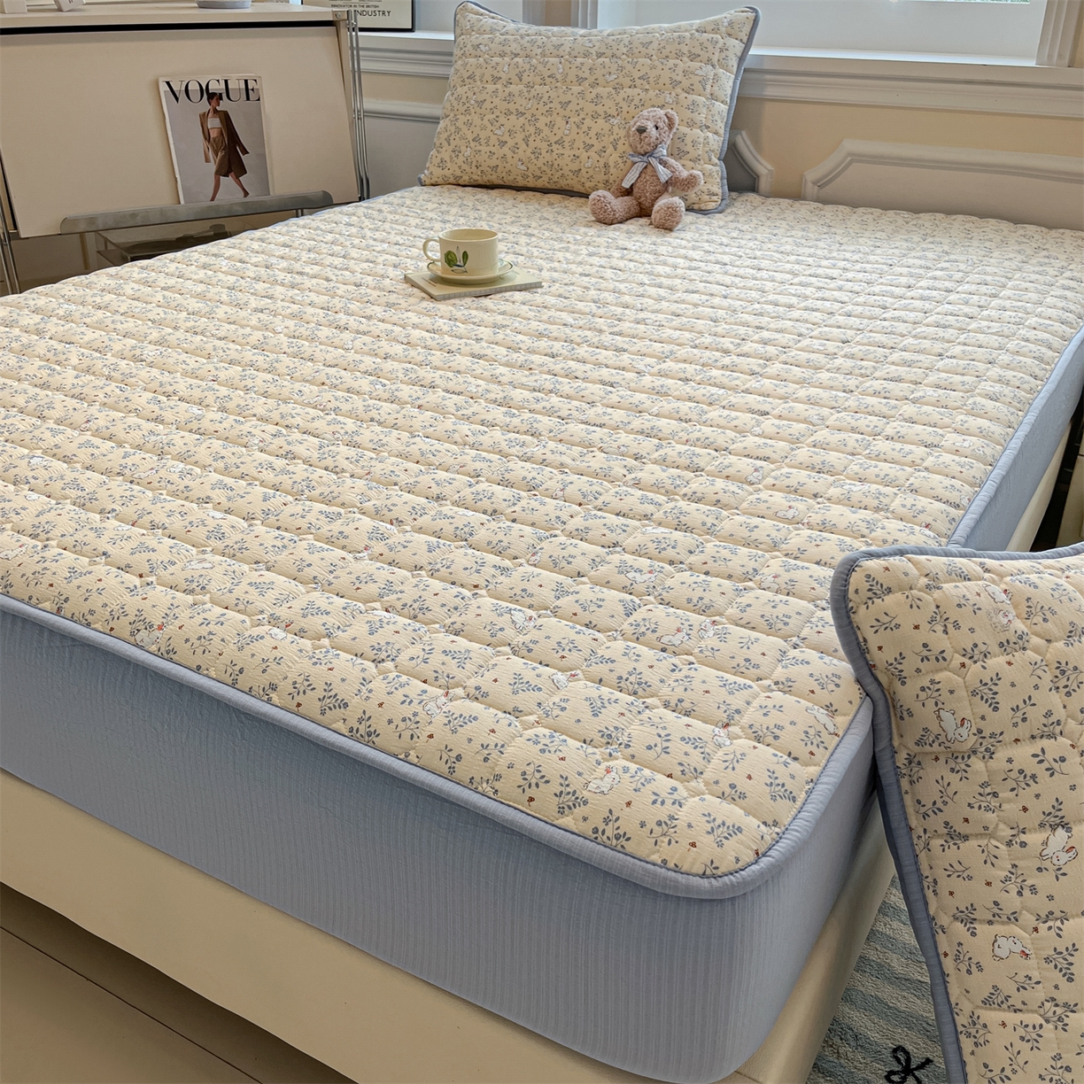 91家纺网 家纺一手货源 找家纺 九亭家纺 2025新款A类皱皱纱印花防水夹棉床笠 普通款-萌兔花栖