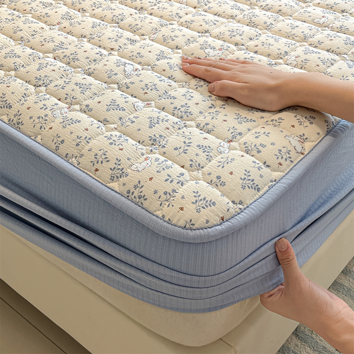 91家纺网 家纺一手货源 找家纺 九亭家纺 2025新款A类皱皱纱印花防水夹棉床笠 普通款-萌兔花栖