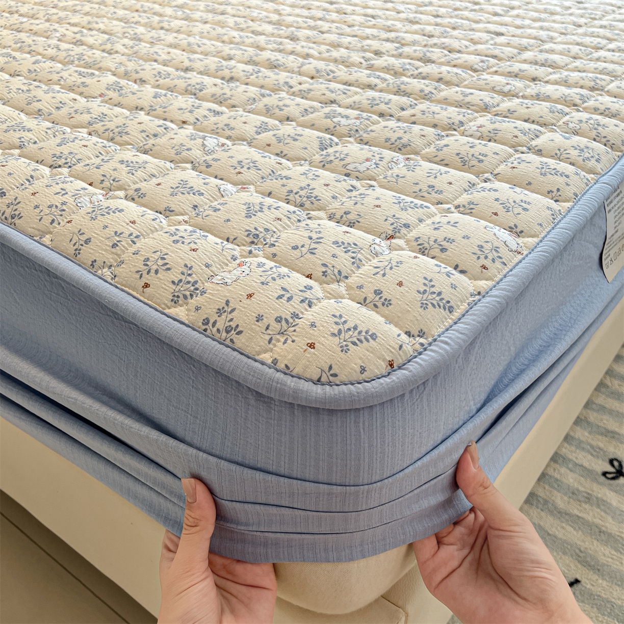 91家纺网 家纺一手货源 找家纺 九亭家纺 2025新款A类皱皱纱印花防水夹棉床笠 普通款-萌兔花栖