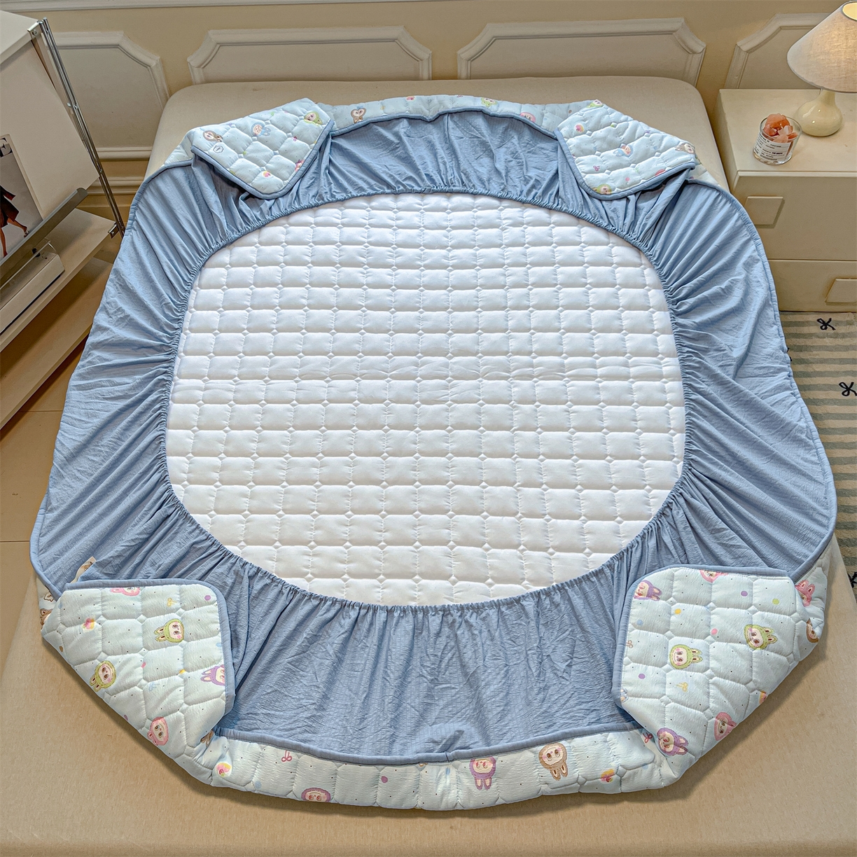 91家纺网 家纺一手货源 找家纺 九亭家纺 2025新款A类皱皱纱印花防水夹棉床笠 普通款-幻彩梦域