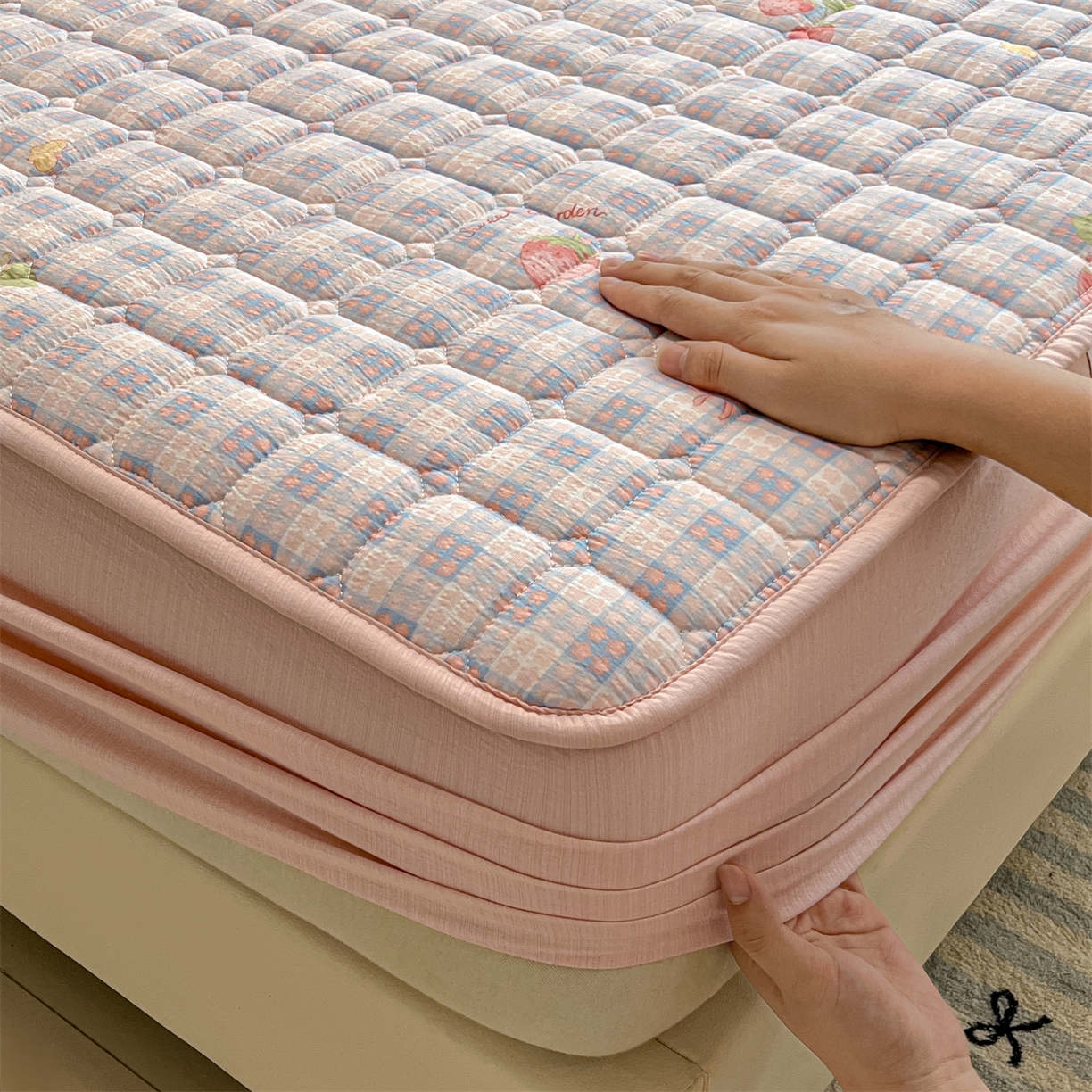 91家纺网 家纺一手货源 找家纺 九亭家纺 2025新款A类皱皱纱印花防水夹棉床笠 普通款-莓格甜梦