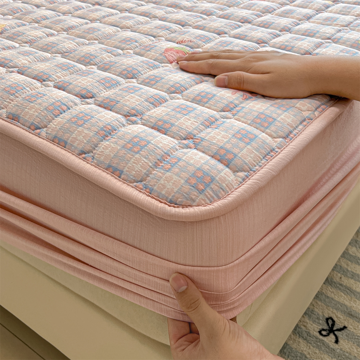 91家纺网 家纺一手货源 找家纺 九亭家纺 2025新款A类皱皱纱印花防水夹棉床笠 普通款-莓格甜梦