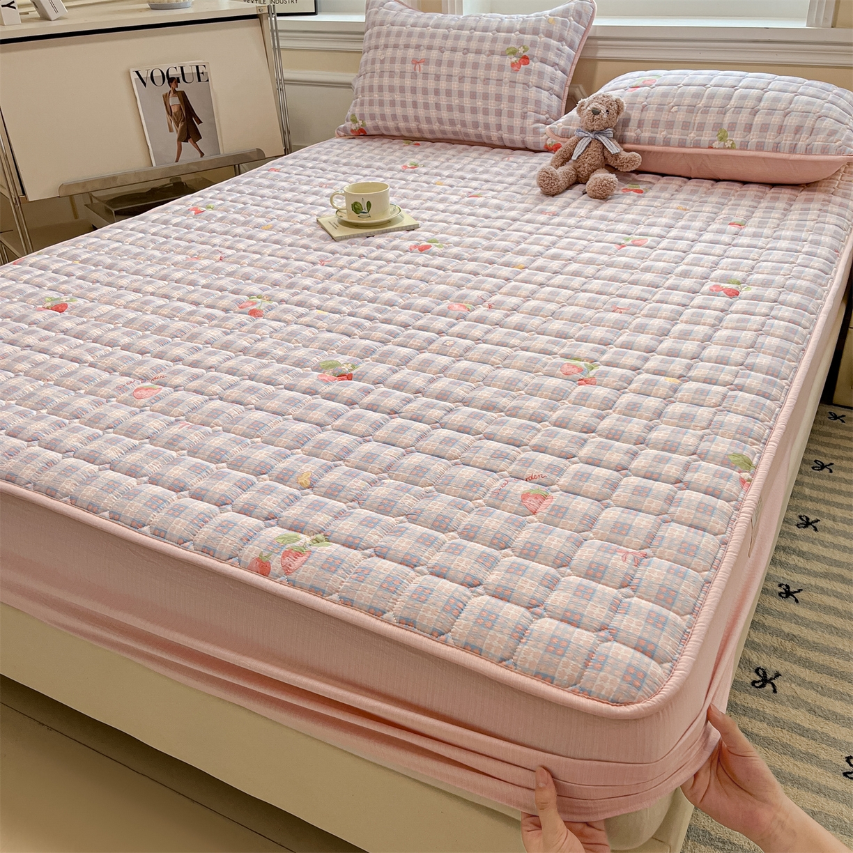 91家纺网 家纺一手货源 找家纺 九亭家纺 2025新款A类皱皱纱印花防水夹棉床笠 普通款-莓格甜梦