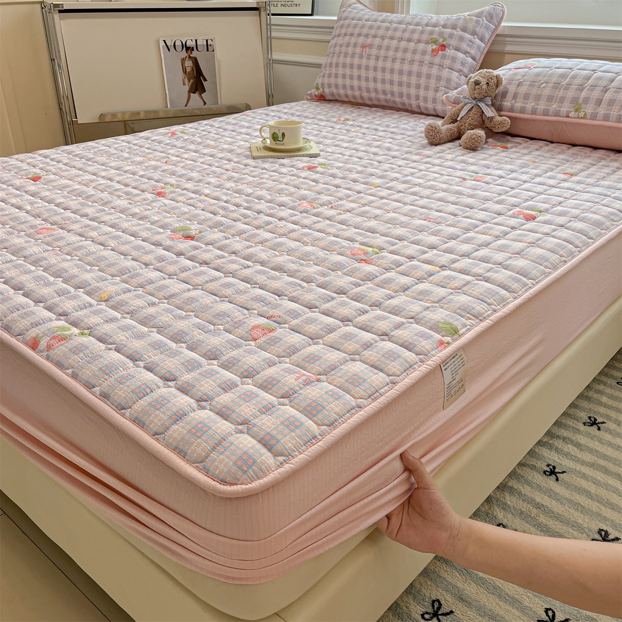 91家纺网 家纺一手货源 找家纺 九亭家纺 2025新款A类皱皱纱印花防水夹棉床笠 普通款-莓格甜梦