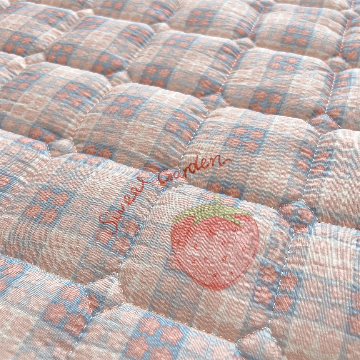 91家纺网 家纺一手货源 找家纺 九亭家纺 2025新款A类皱皱纱印花防水夹棉床笠 普通款-莓格甜梦