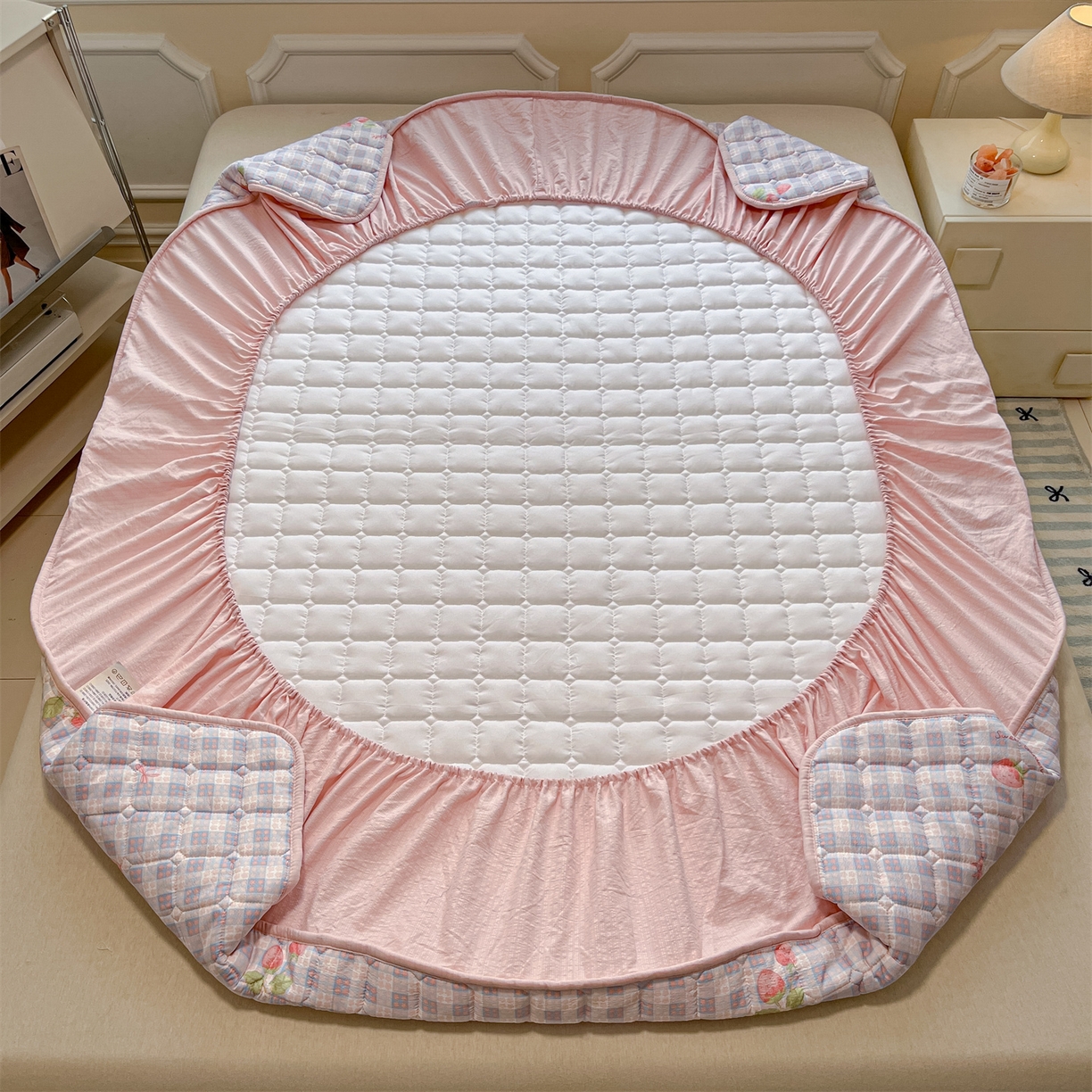 91家纺网 家纺一手货源 找家纺 九亭家纺 2025新款A类皱皱纱印花防水夹棉床笠 普通款-莓格甜梦