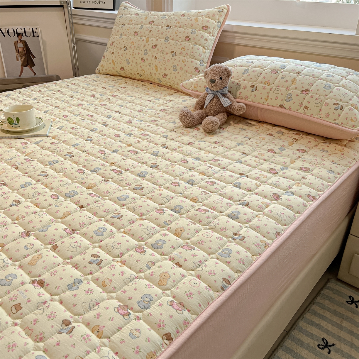 91家纺网 家纺一手货源 找家纺 九亭家纺 2025新款A类皱皱纱印花防水夹棉床笠 普通款-萌熊花漾