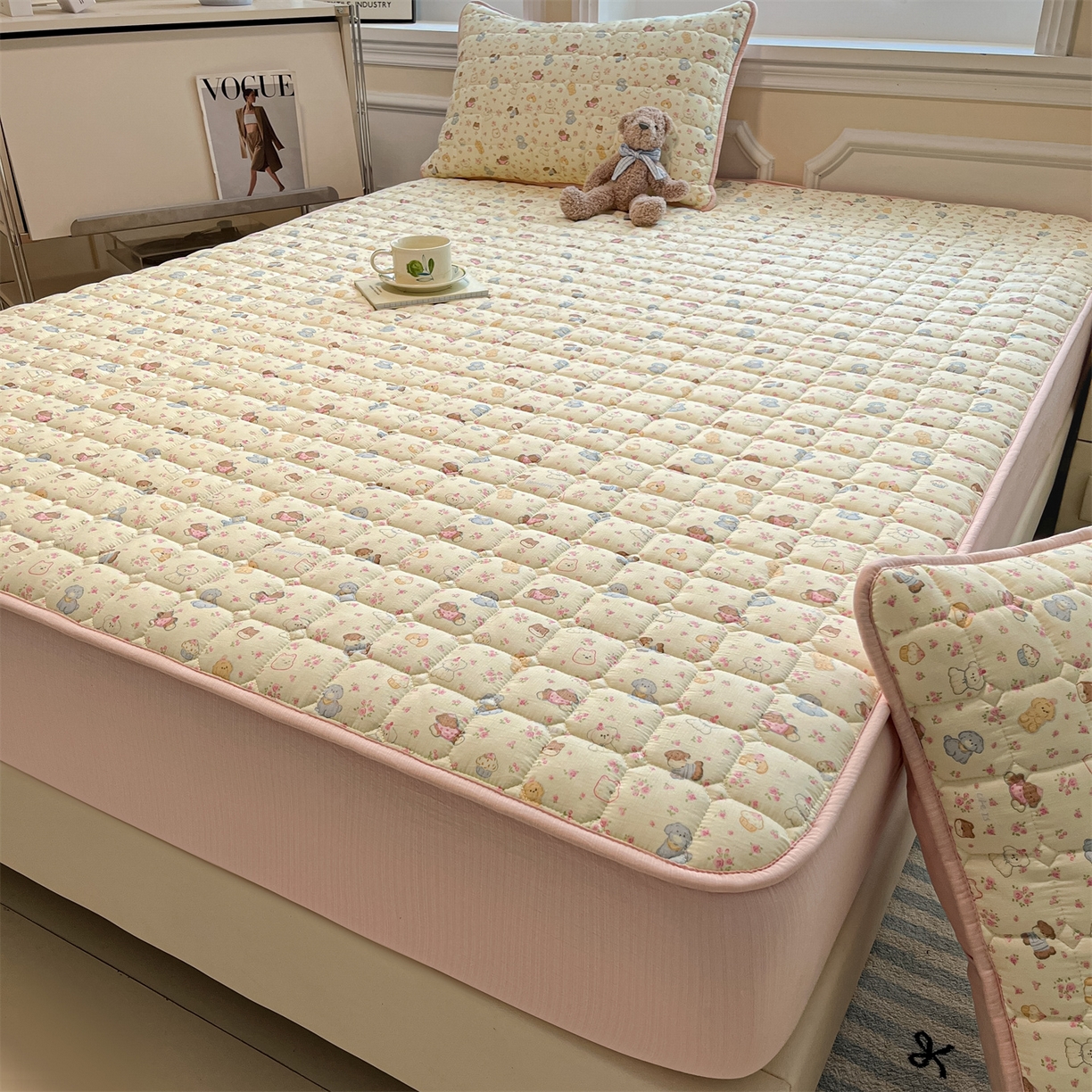 91家纺网 家纺一手货源 找家纺 九亭家纺 2025新款A类皱皱纱印花防水夹棉床笠 普通款-萌熊花漾