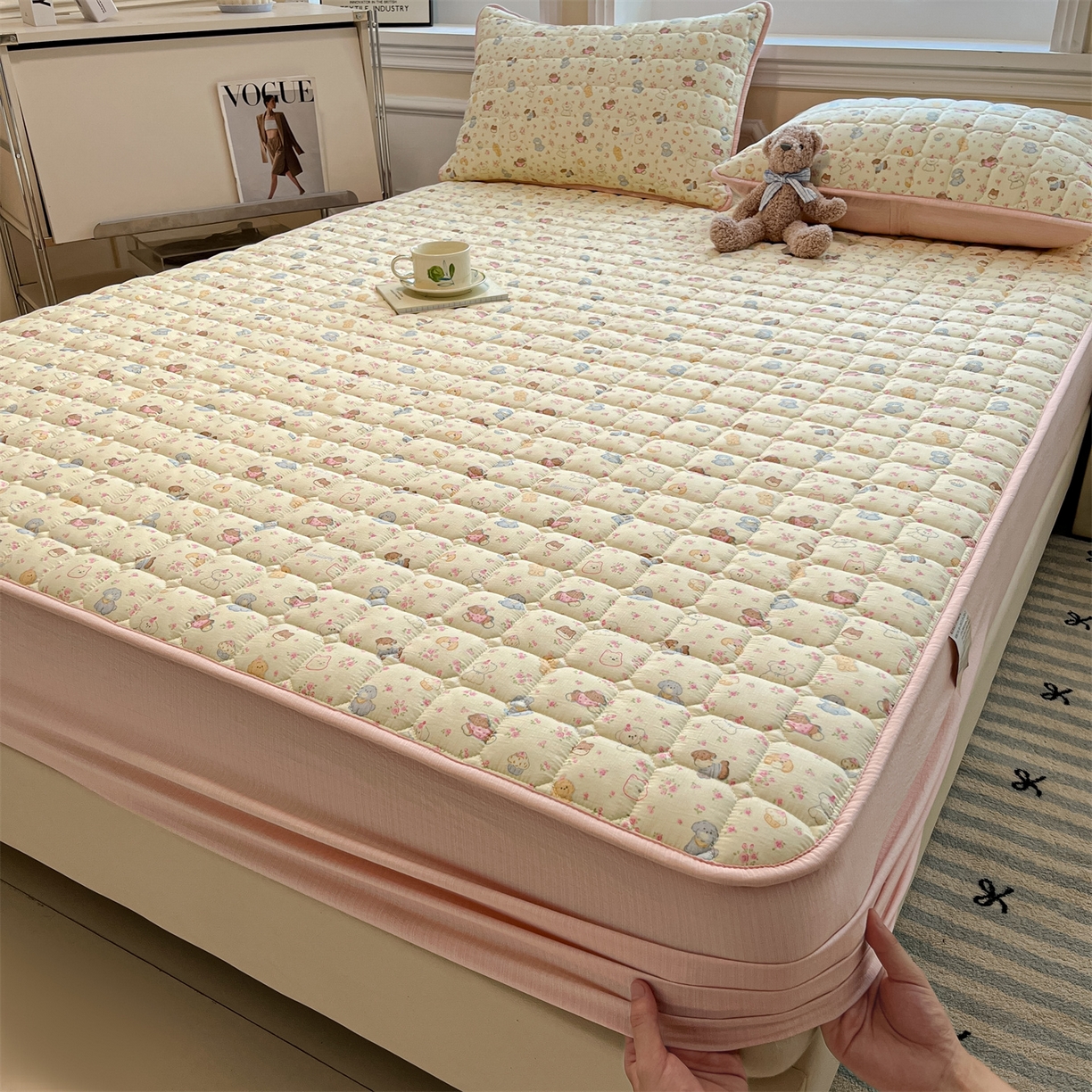 91家纺网 家纺一手货源 找家纺 九亭家纺 2025新款A类皱皱纱印花防水夹棉床笠 普通款-萌熊花漾