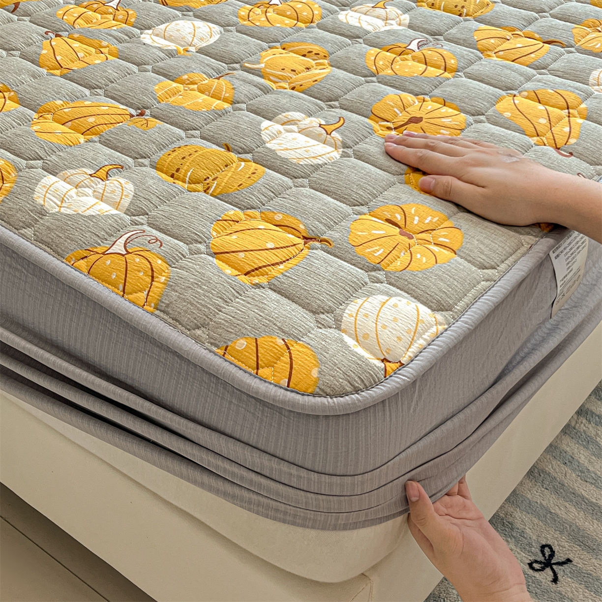 91家纺网 家纺一手货源 找家纺 九亭家纺 2025新款A类皱皱纱印花防水夹棉床笠 普通款-南瓜绮梦