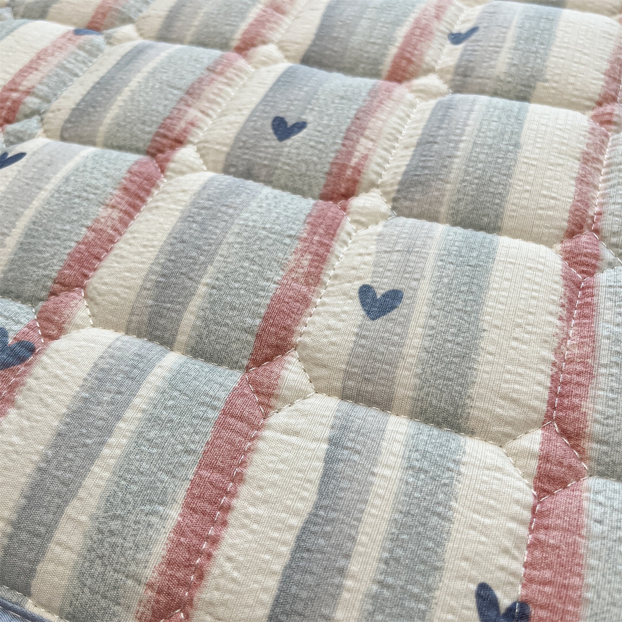 91家纺网 家纺一手货源 找家纺 九亭家纺 2025新款A类皱皱纱印花防水夹棉床笠 普通款-心纹雅眠