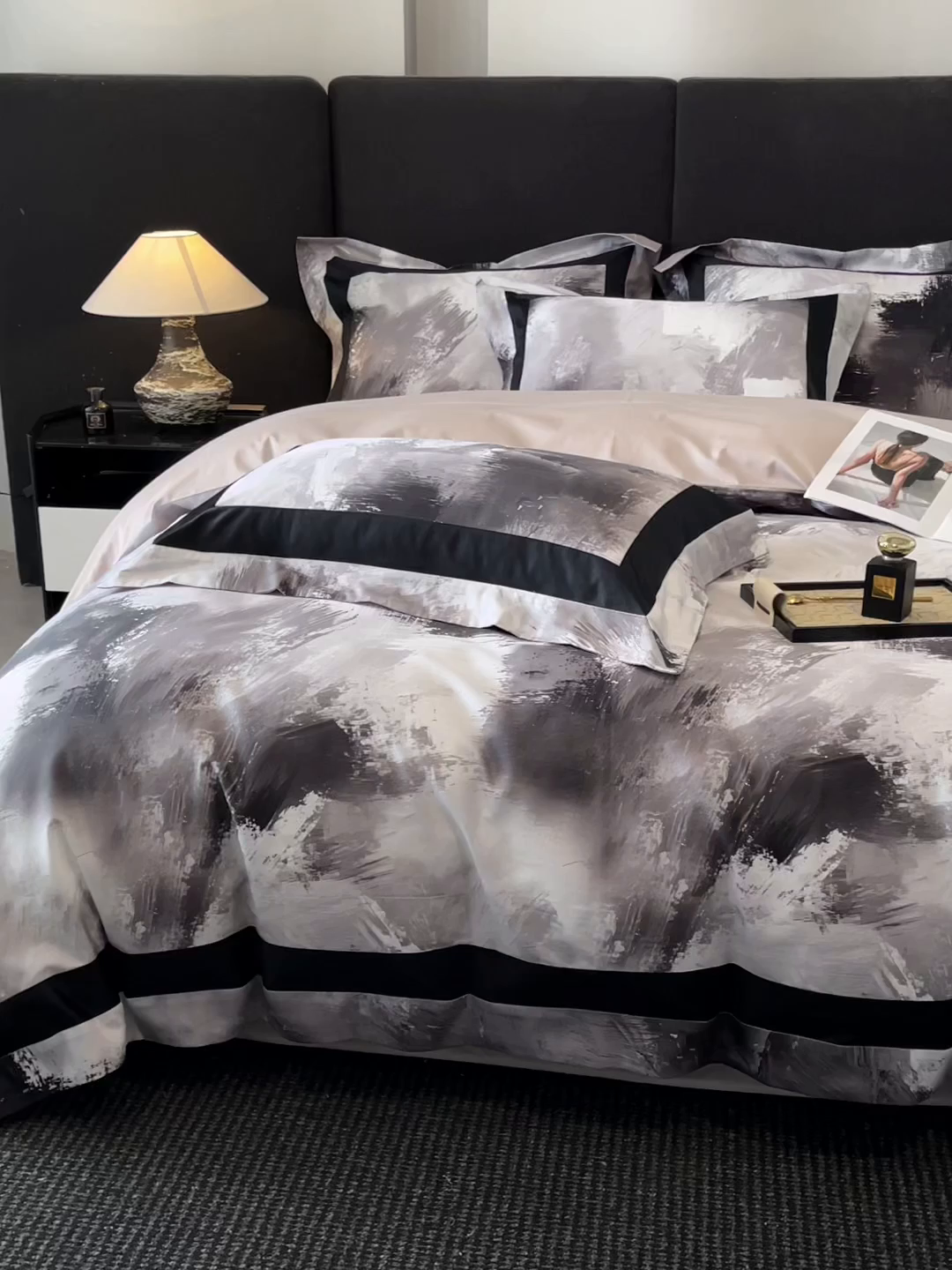 91家纺网 家纺一手货源 找家纺 置顶家纺 2025新款渲染亲肤系列数码印花四件套 渲染-浅灰