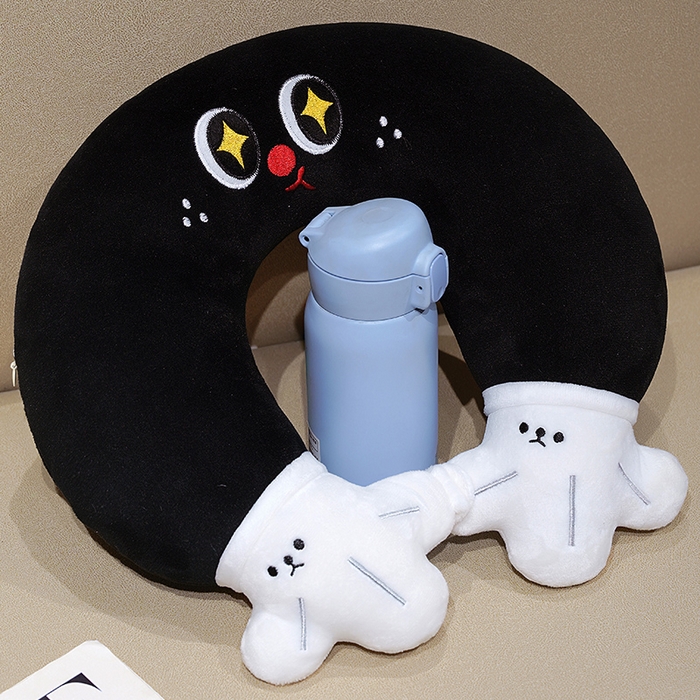 91家纺网 家纺一手货源 找家纺 仟亿莱 2025新款水晶绒小黑手u枕 pp棉黑眼俏皮