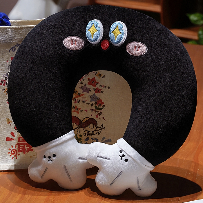 91家纺网 家纺一手货源 找家纺 仟亿莱 2025新款水晶绒小黑手u枕 pp棉黑眼呆萌