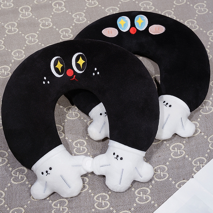 91家纺网 家纺一手货源 找家纺 仟亿莱 2025新款水晶绒小黑手u枕 pp棉黑眼呆萌