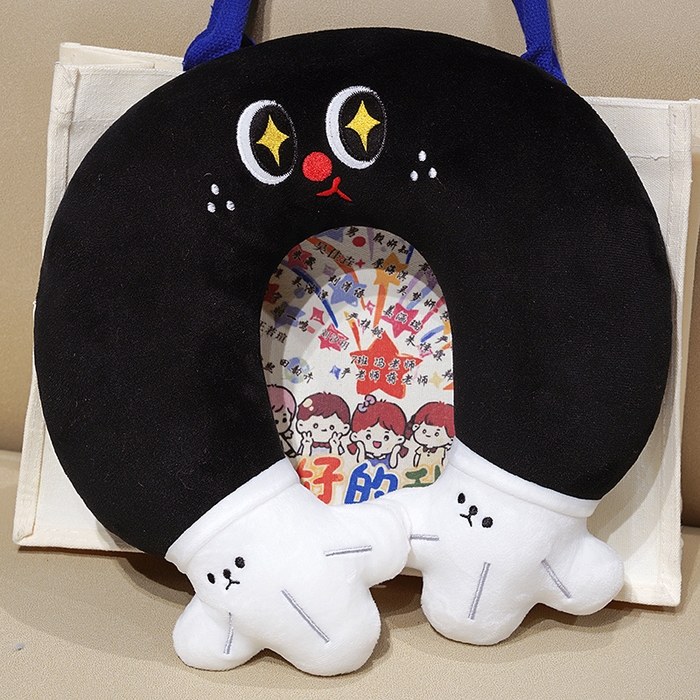 91家纺网 家纺一手货源 找家纺 仟亿莱 2025新款水晶绒小黑手u枕 pp棉黑眼俏皮